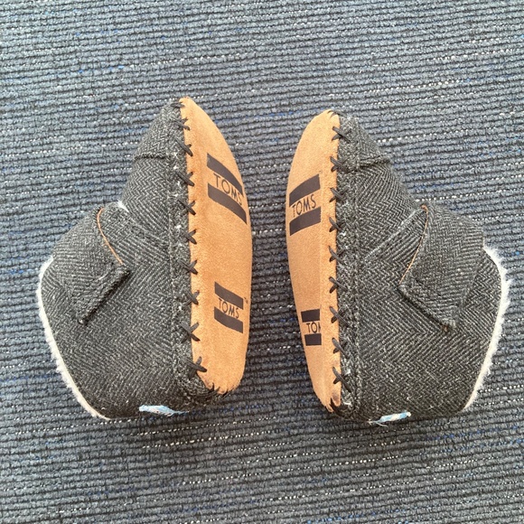 Tom’s baby cuna booties size 4 - Picture 4 of 5